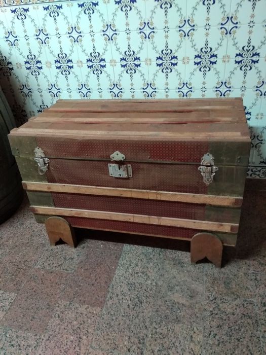 Baú antigo em madeira e lata