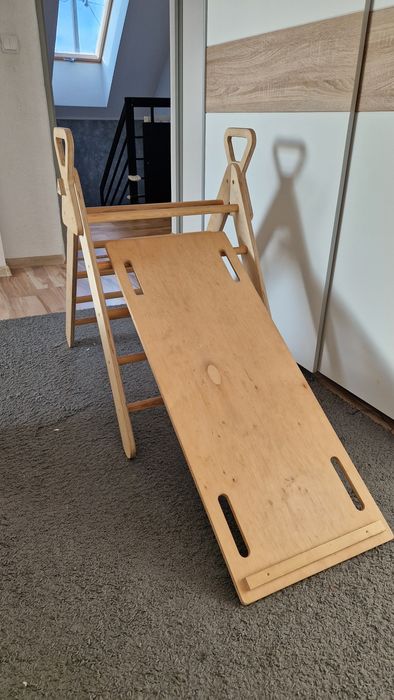 Drewniana zjeżdżalnia Montessori