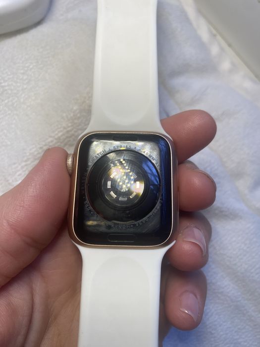 Продам Apple watch series 4 40mm