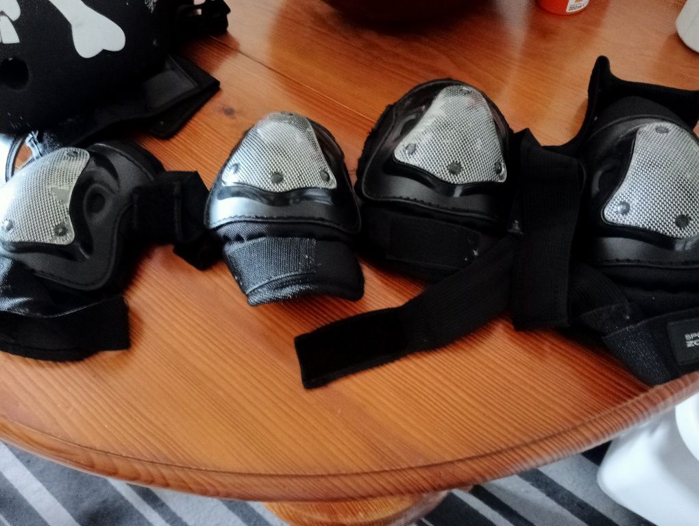 Vendo capacete, joalherias e caneleiras