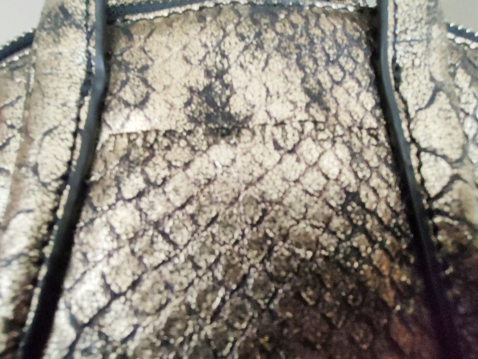 Mala Trussardi Jeans com tons dourados