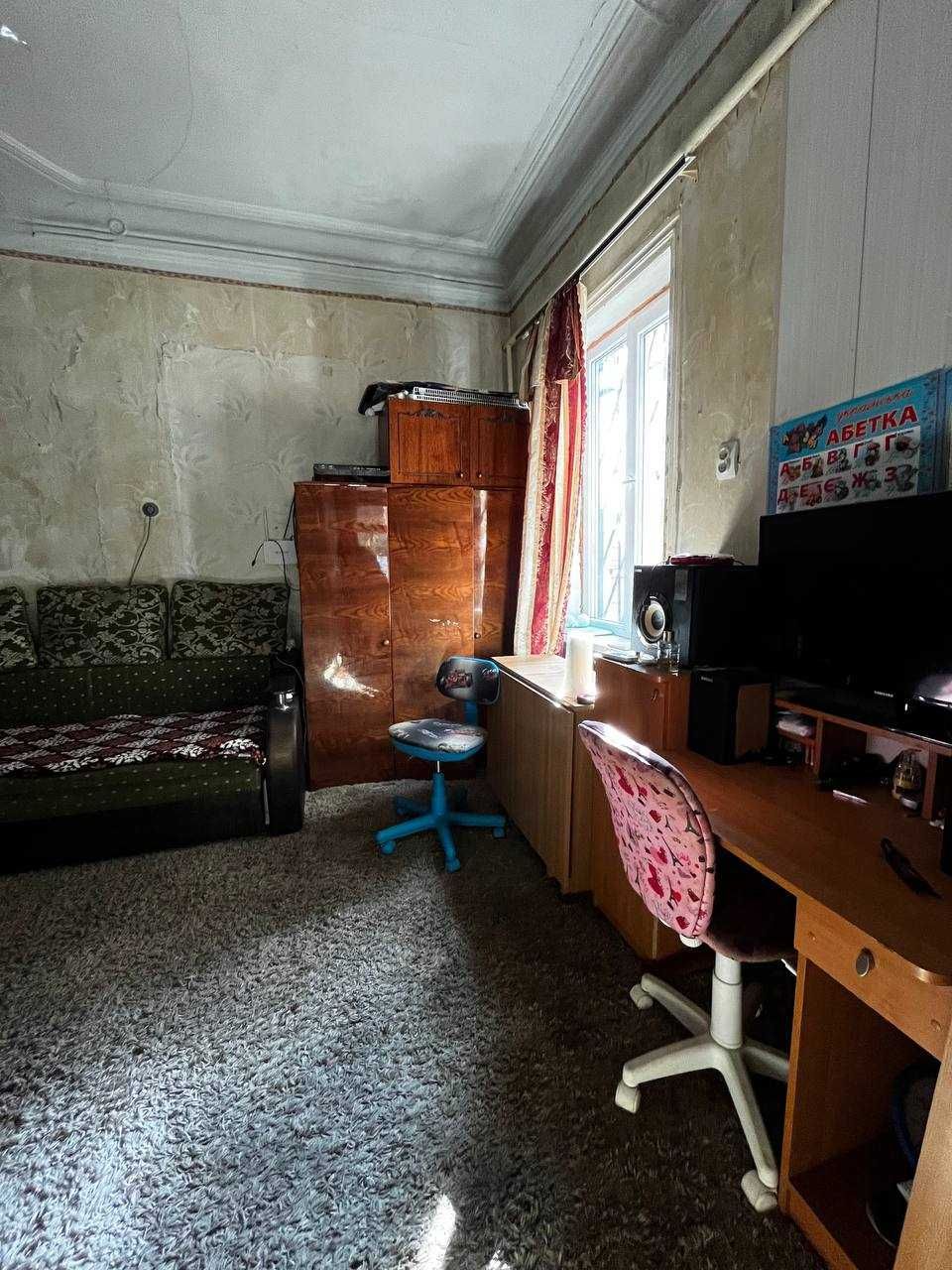 Продаж частини будинку по вул.Смілянська з власним двором та заїздом.