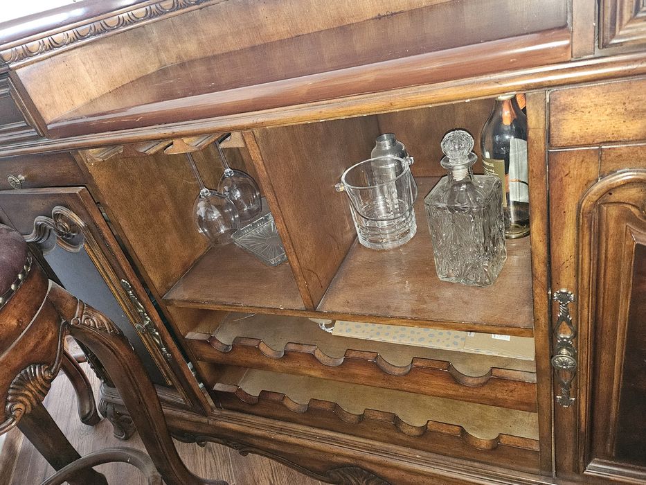 Piękny barek z witryną i hokerami komplet