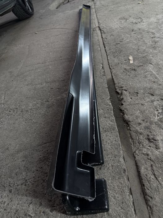 Продам накладки на пороги Tesla