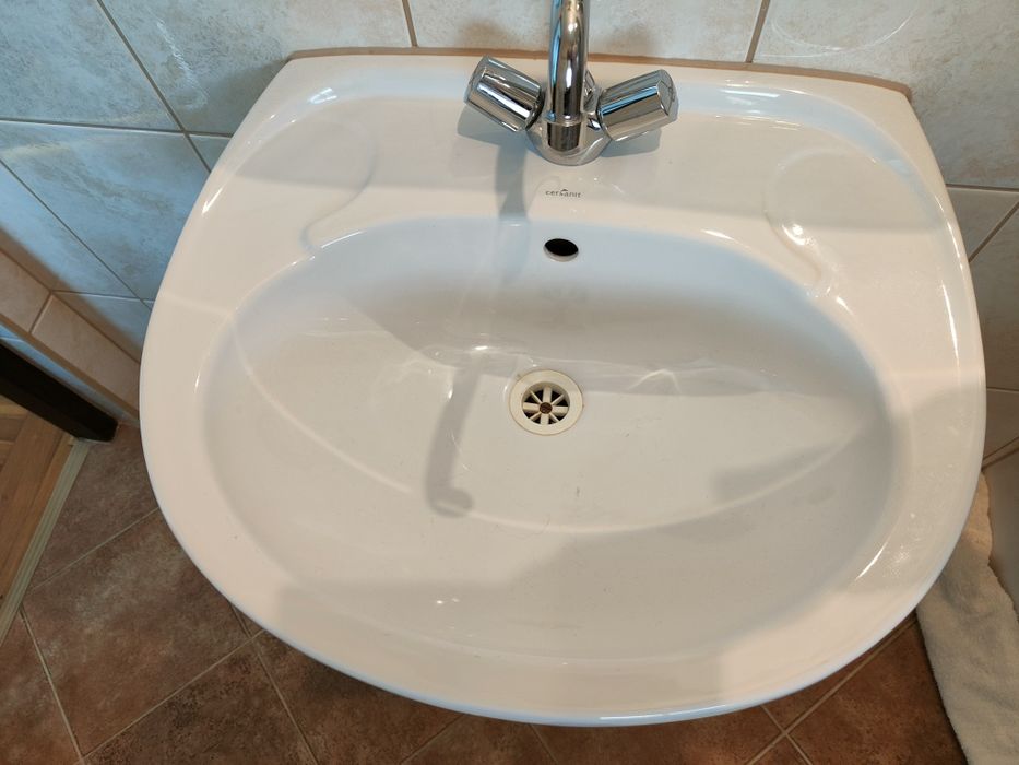 Umywalka Cersanit Wisząca z Baterią