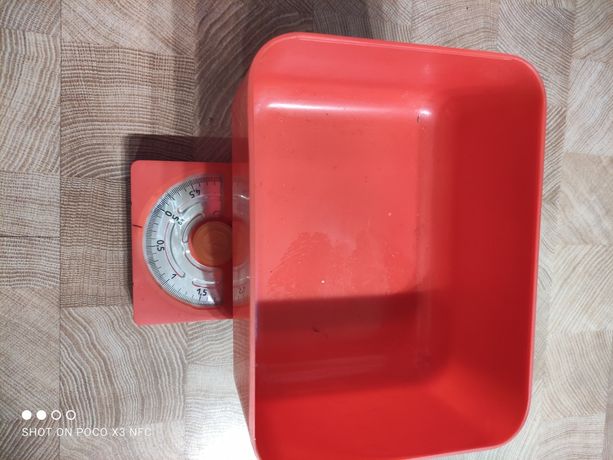 Весы кухонные красные
