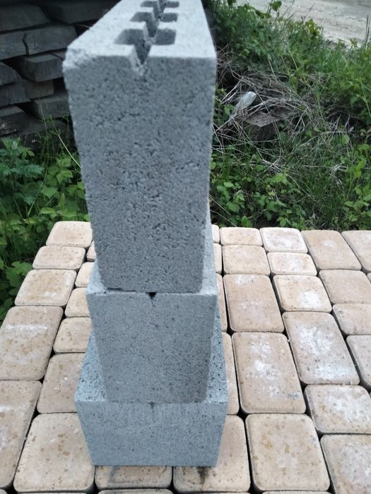 Блоки цегла та інші будматеріали
