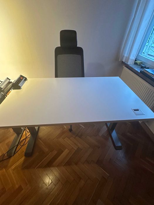 Zestaw biurowy : Biurko elektryczne Elzap + Krzesło Biurowe Shein