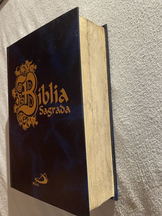 Biblia com aparência de muito usada