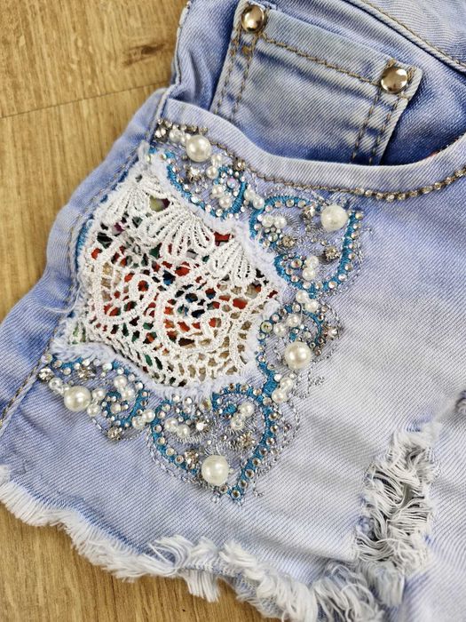 krótkie spodenki dżinsowe z przetarciami i zdobieniami