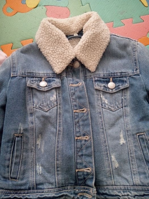 Віддам для дівчинки плаття, куртки