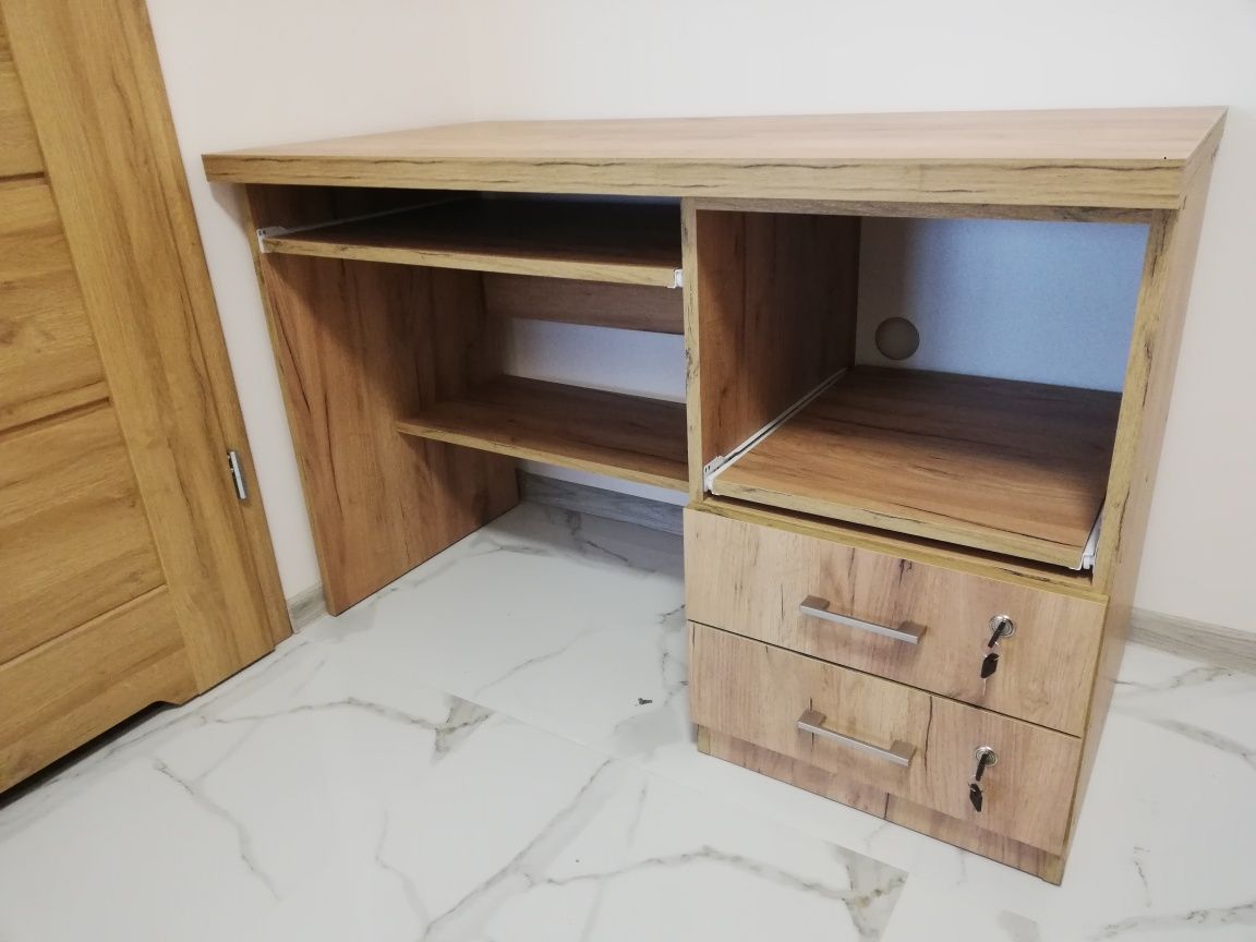 Solidne biurko wykonane przez stolarza