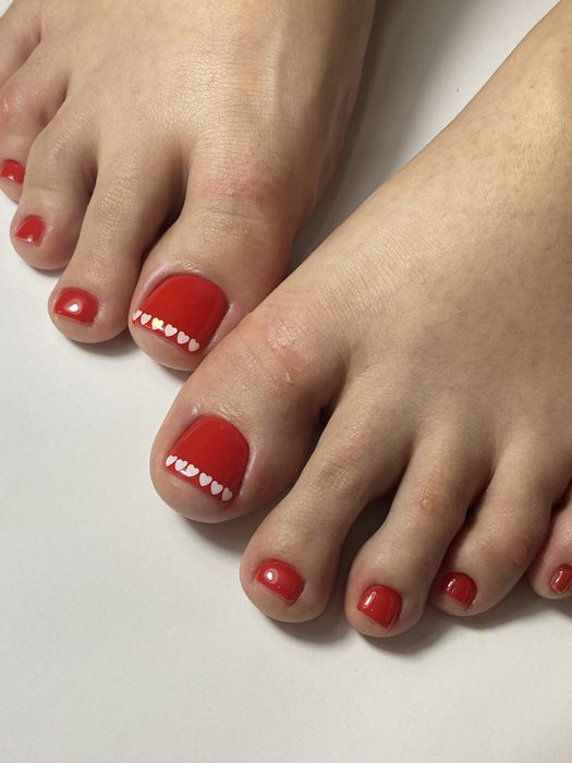 Пропоную послуги манікюр і педикюр , нарощення нігтів