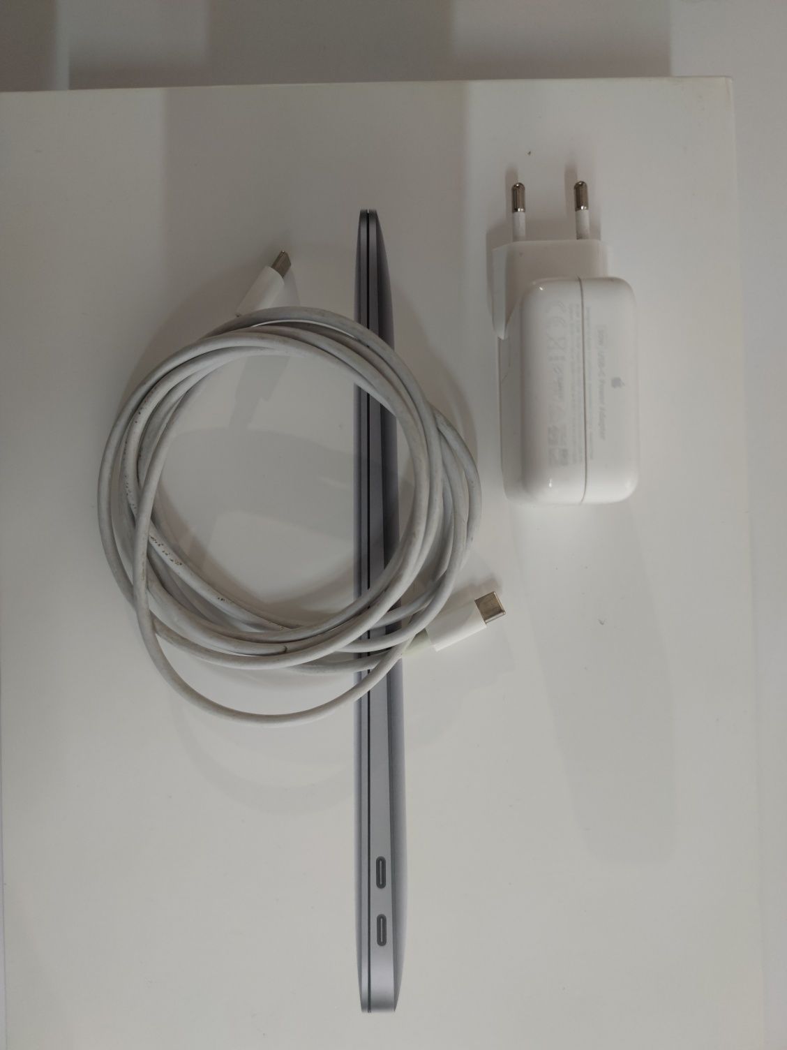 Продам macbook air m1 2020 8/256gb space grey