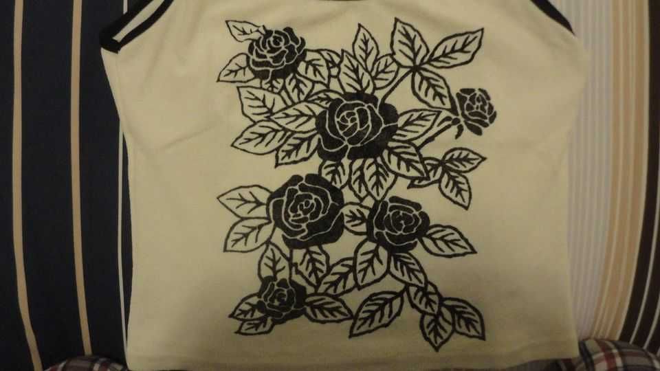 Top de senhora preto e branco com flores Adrenalina