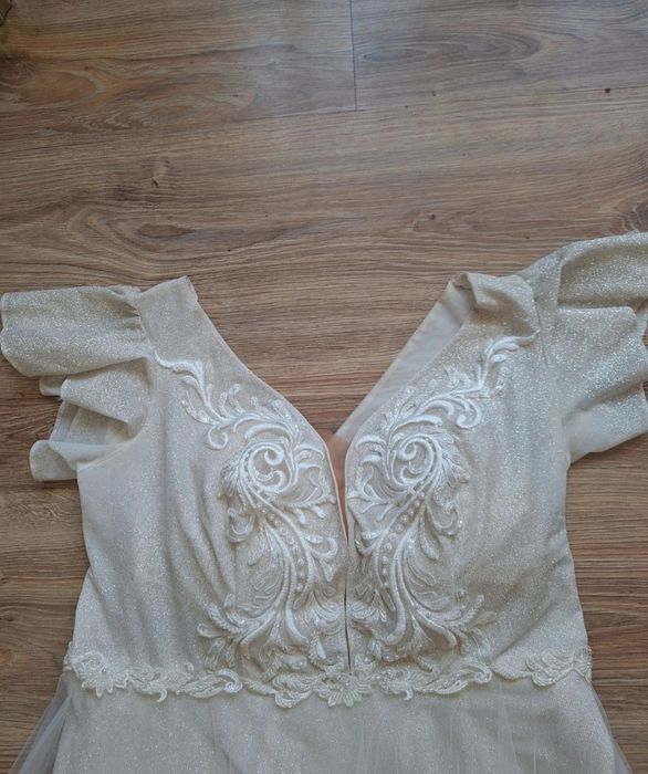 Piękna długa brokatowa błyszcząca suknia ślubna szampan