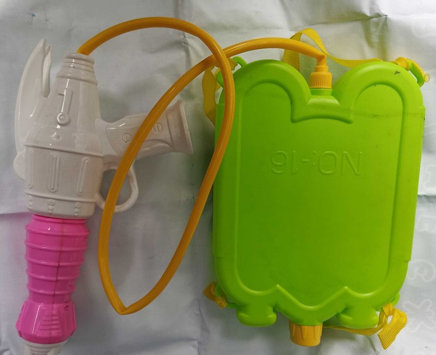 Водяной пистолет автомат с баллоном на плечи. Дизайн: динозавры.