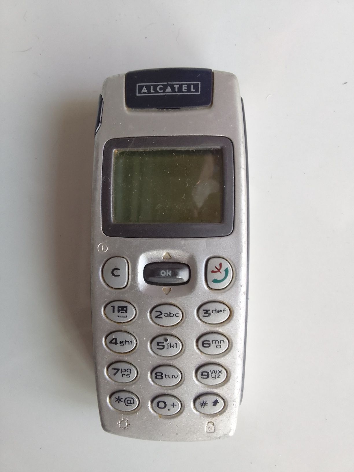 Telemóveis antigos Samsung e Alcatel