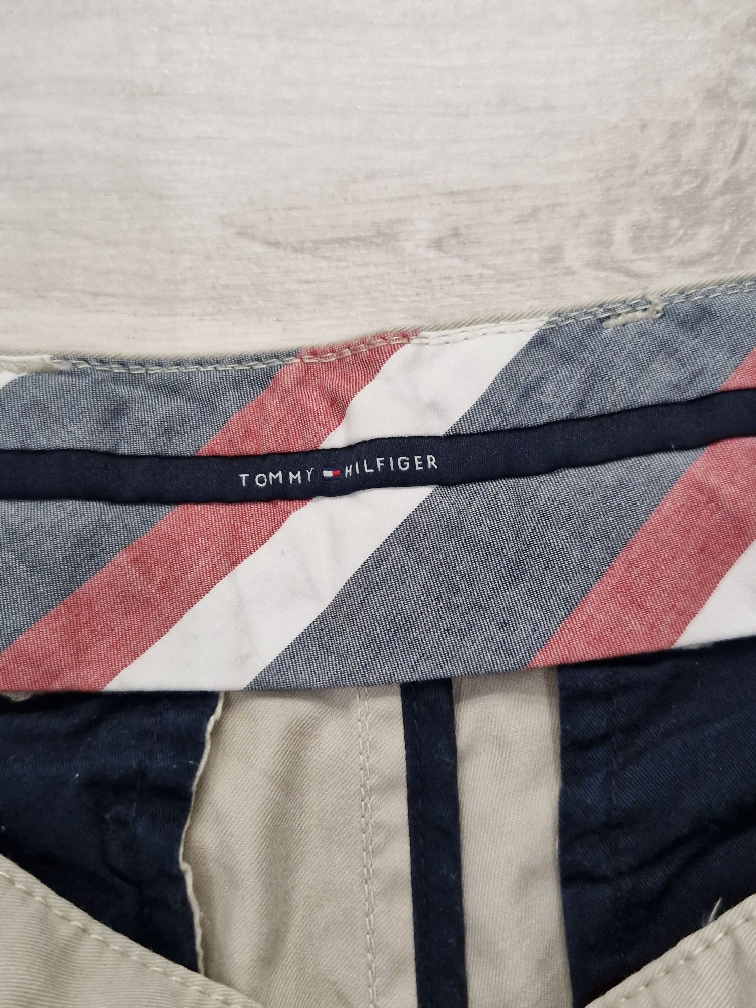 Tommy Hilfiger oryginalne damskie spodenki beżowe L