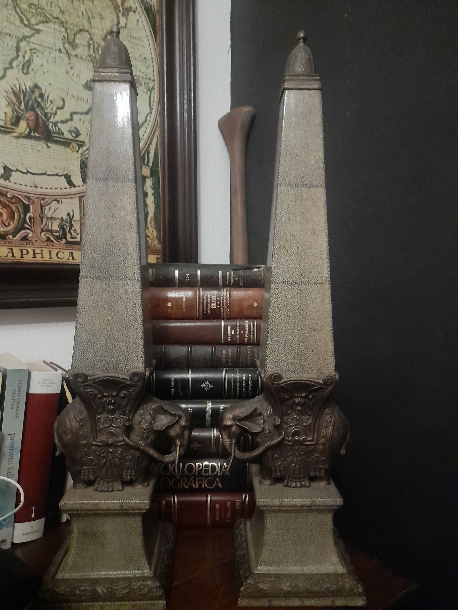 Colunas obeliscos em porcelana
