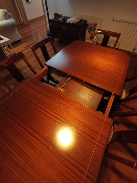 Vendo mesa de jantar extensível e 8 cadeiras
