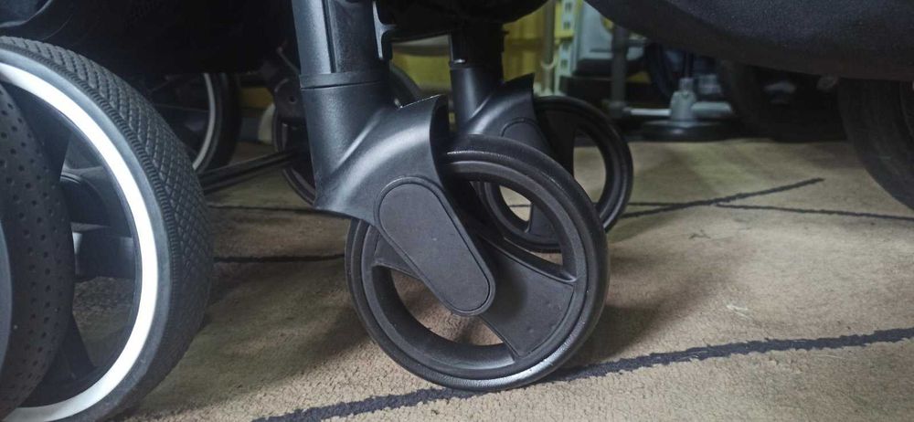 Колеса , бампери , шарніри , механізми для дитячих колясок