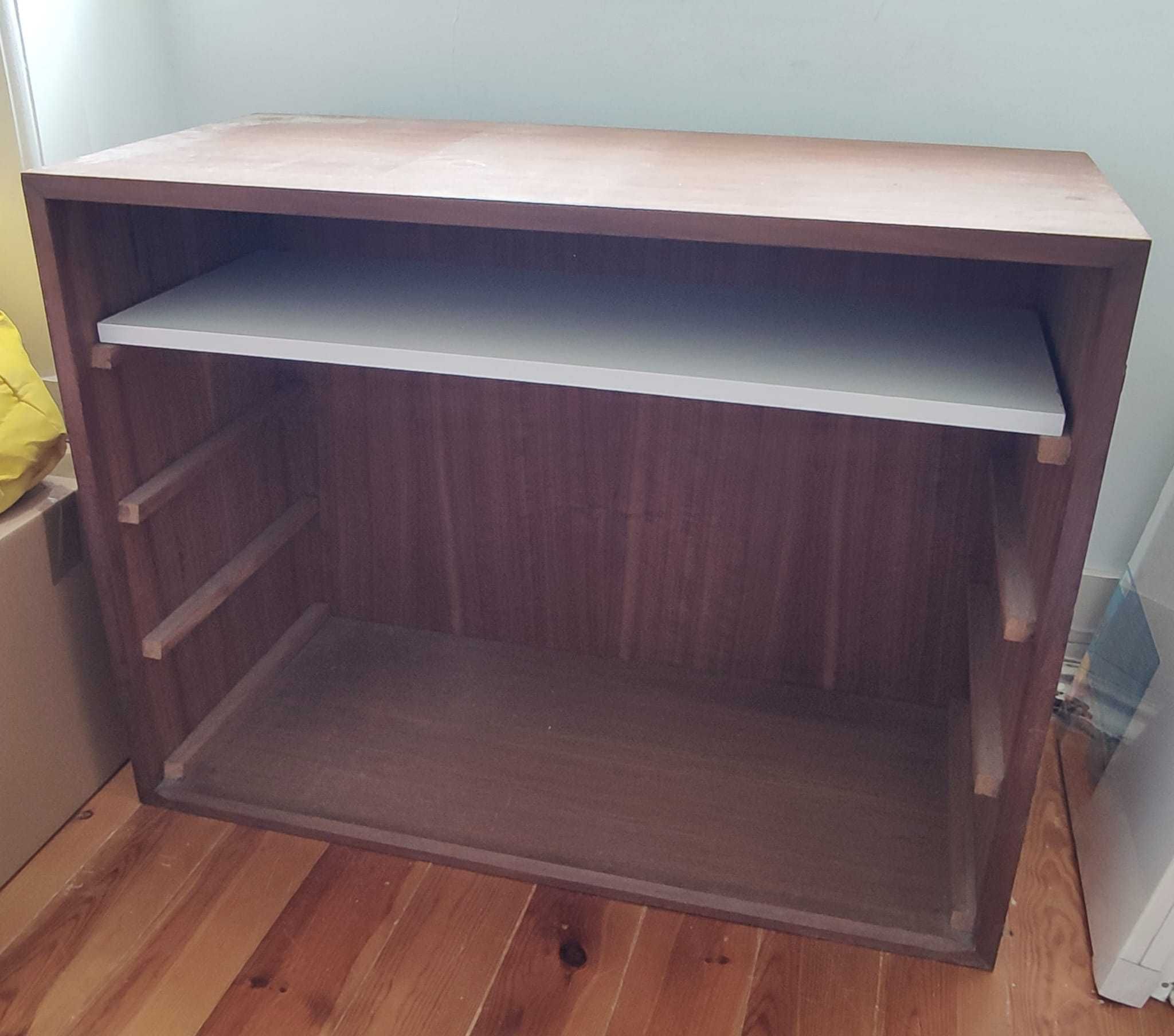 Móvel cubo de madeira