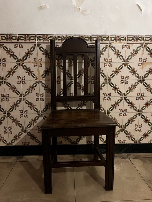 Quatro cadeiras de jantar antigas