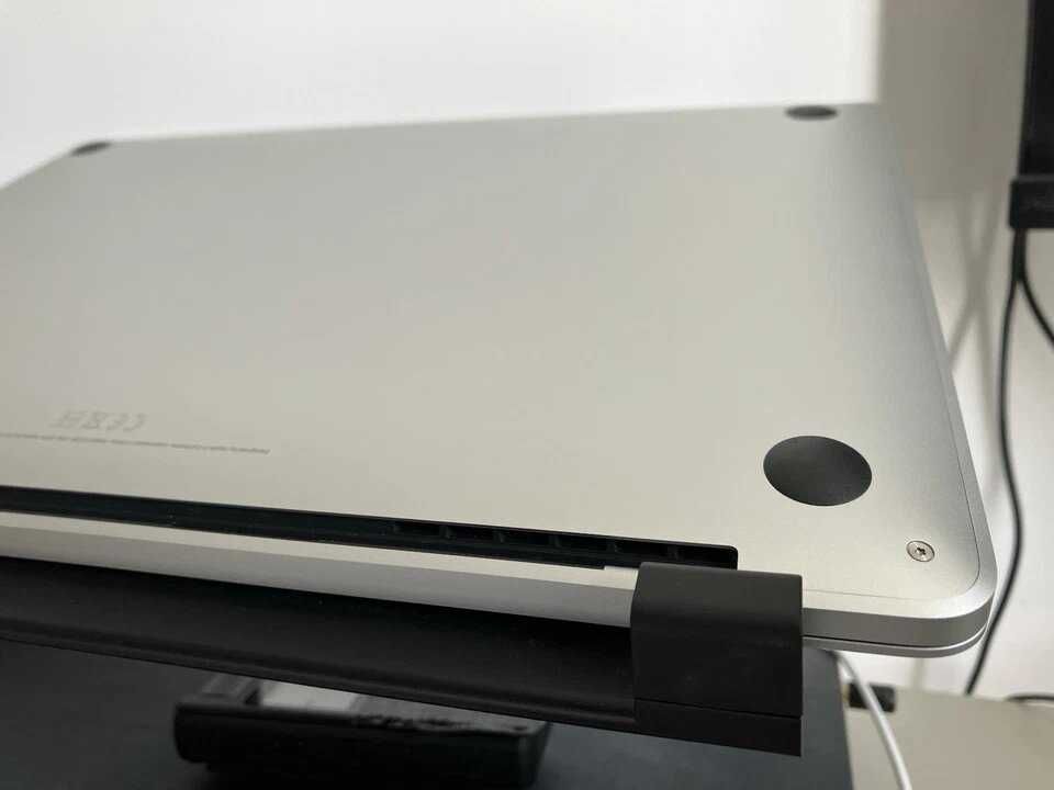 MacBook Pro 13 cali z 2020 roku