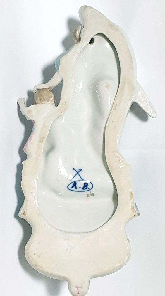 Rara antiga Pia de Agua Benta em porcelana alemã Sec. XIX