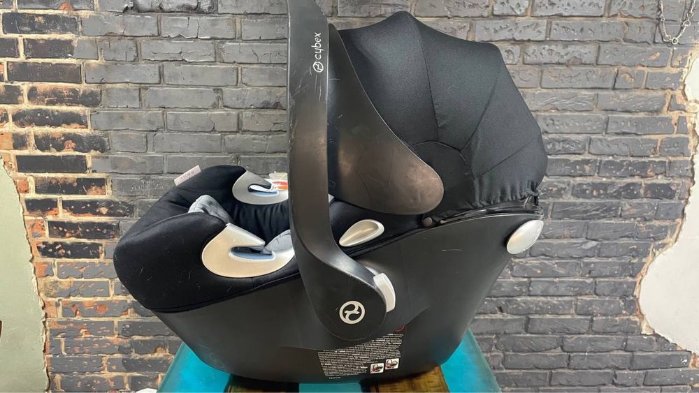 Терміново продам автокрісло Cybex Aton Q
