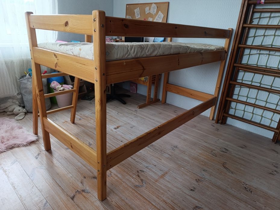 Ліжко-горище дерев'яне