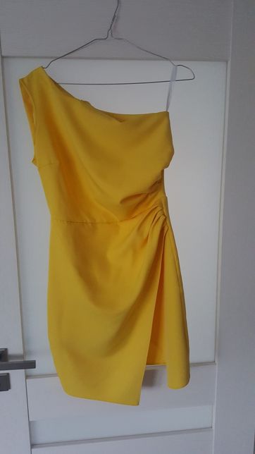 Żółta sukienka na jedno ramię