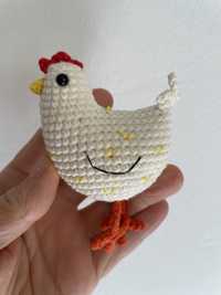 biały dekoracyjny kurczak na Wielkanoc