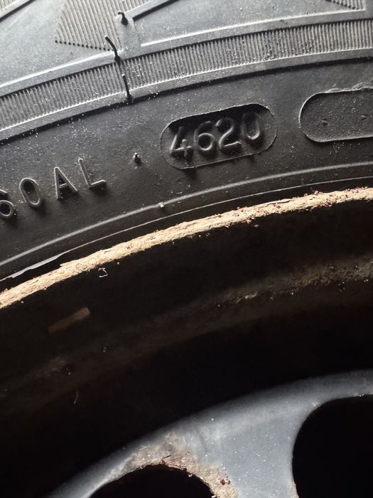 Продам зимову гуму NOKIAN 215/60/16