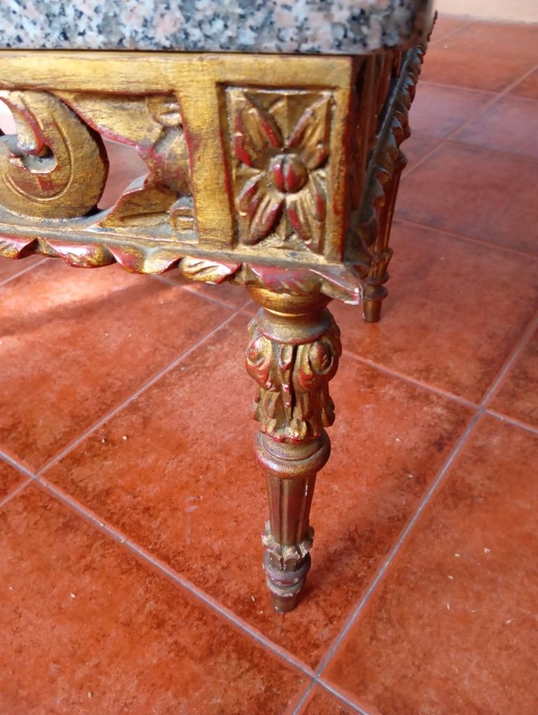 Mesa de apoio em madeira com tampo em granito