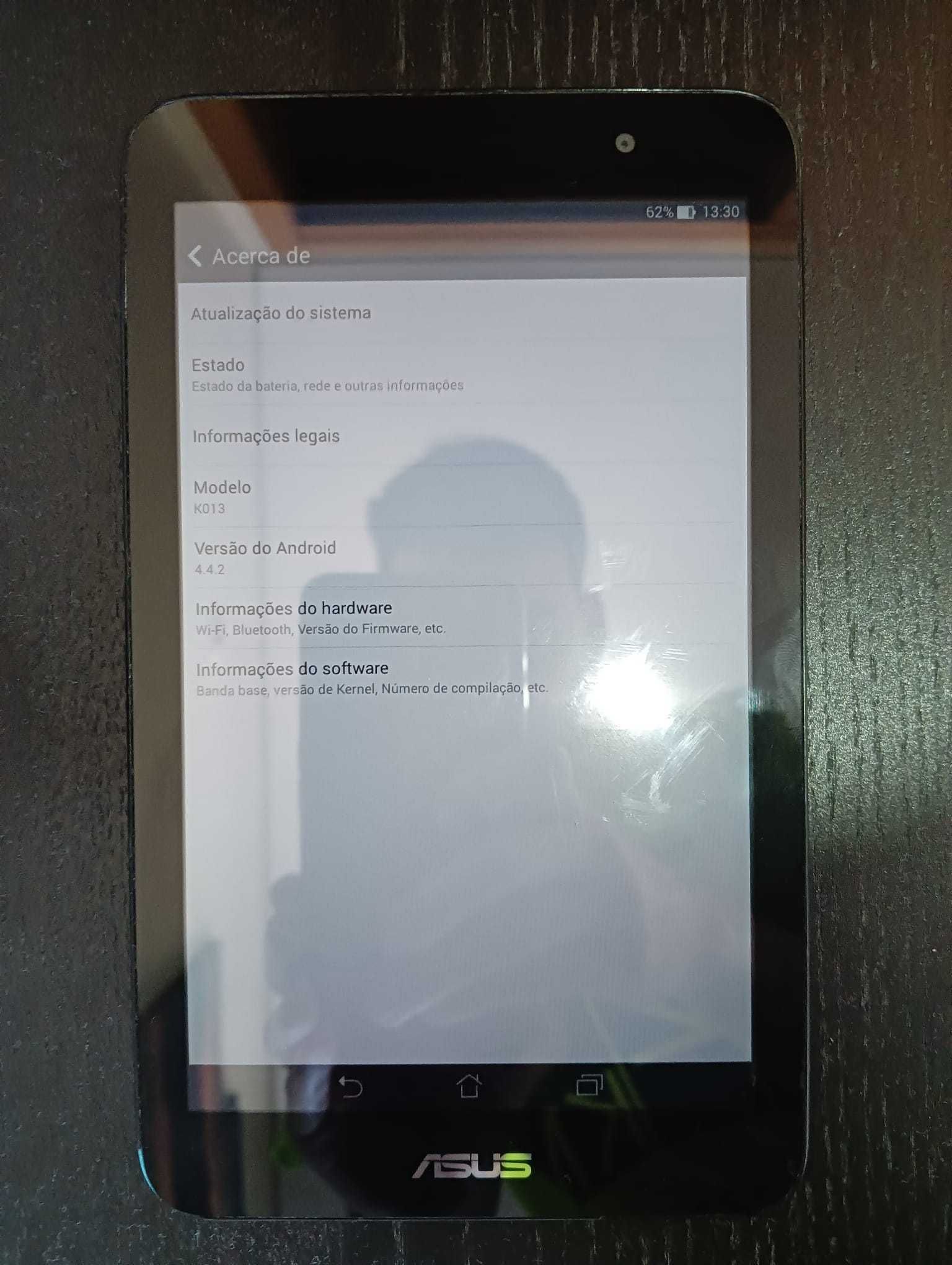 Tablet ASUS com capa traseira azul
