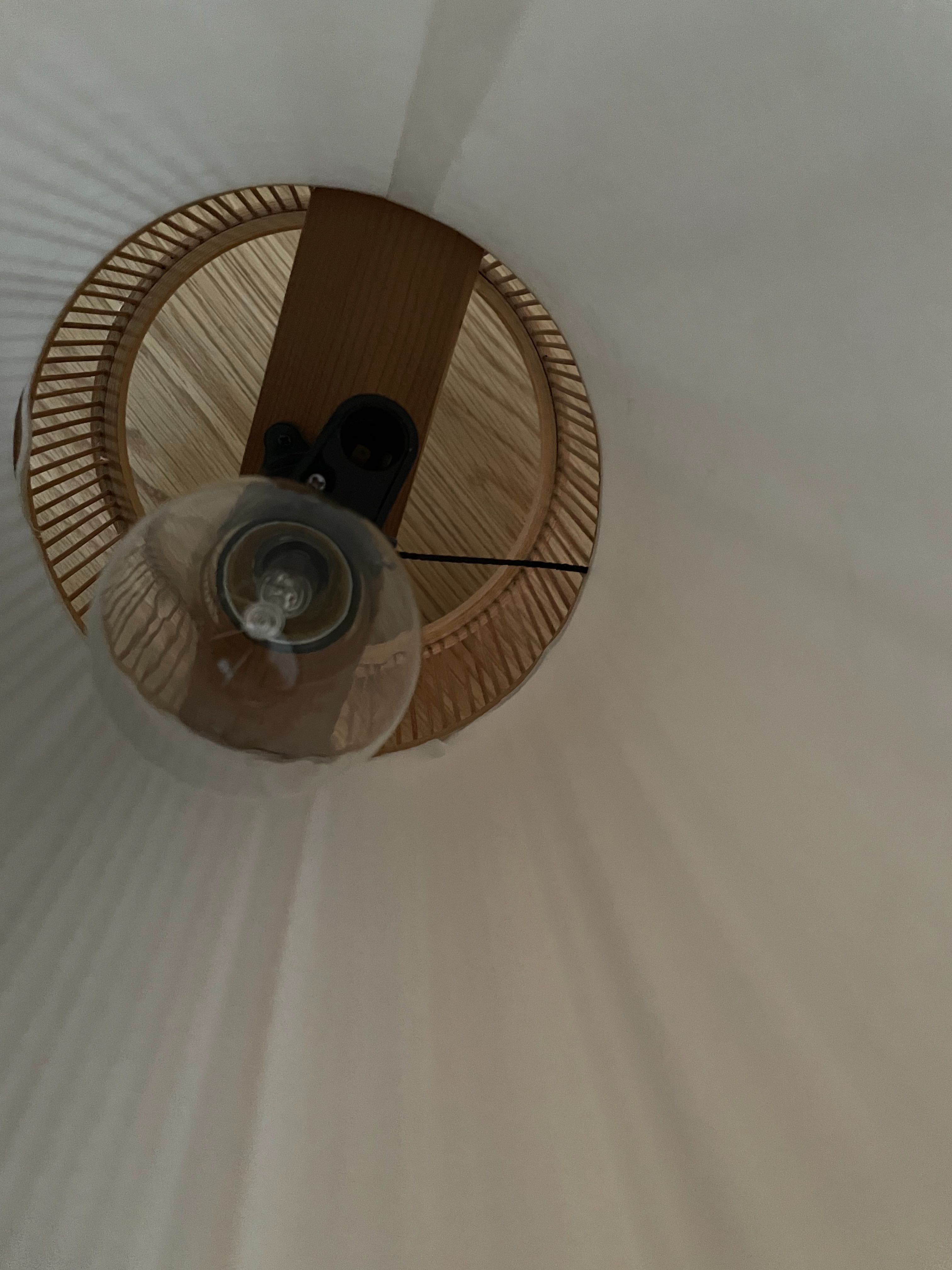 Lampa japonska z bambusa i papieru.