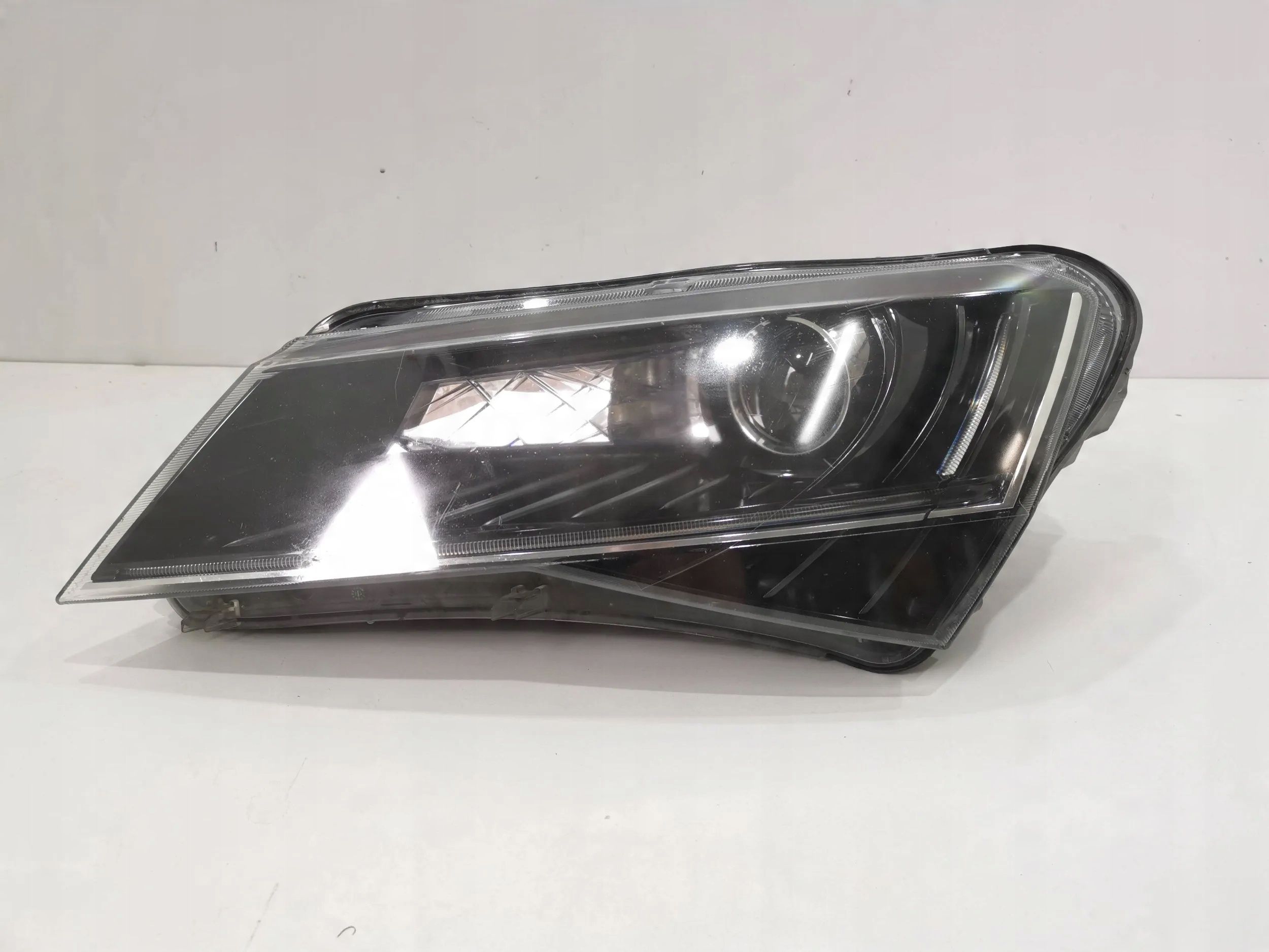 Superb Iii 3V Lampa Lewy przód igła Xenon Led