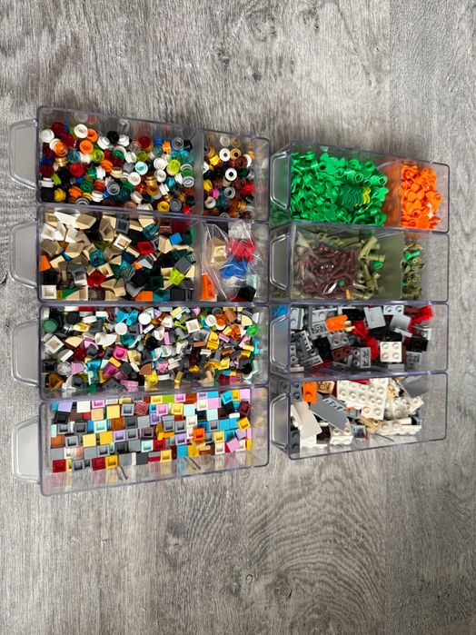 Organizer z szufladkami wypełniony oryginalnymi elementami LEGO