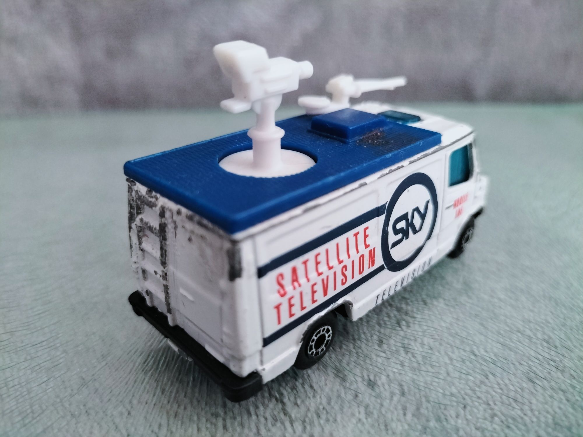 TV News Truck Mercedes Sky Television skala 1:73  Matchbox
