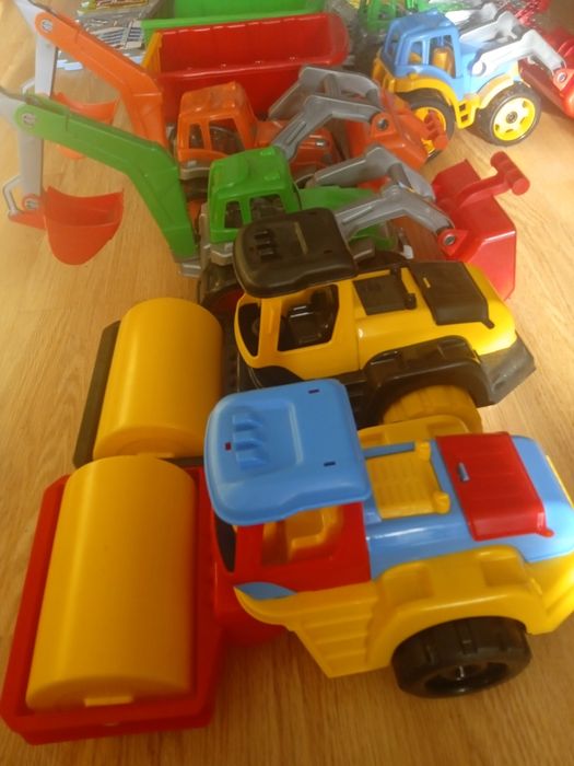 Трактора, каток, ескаватор