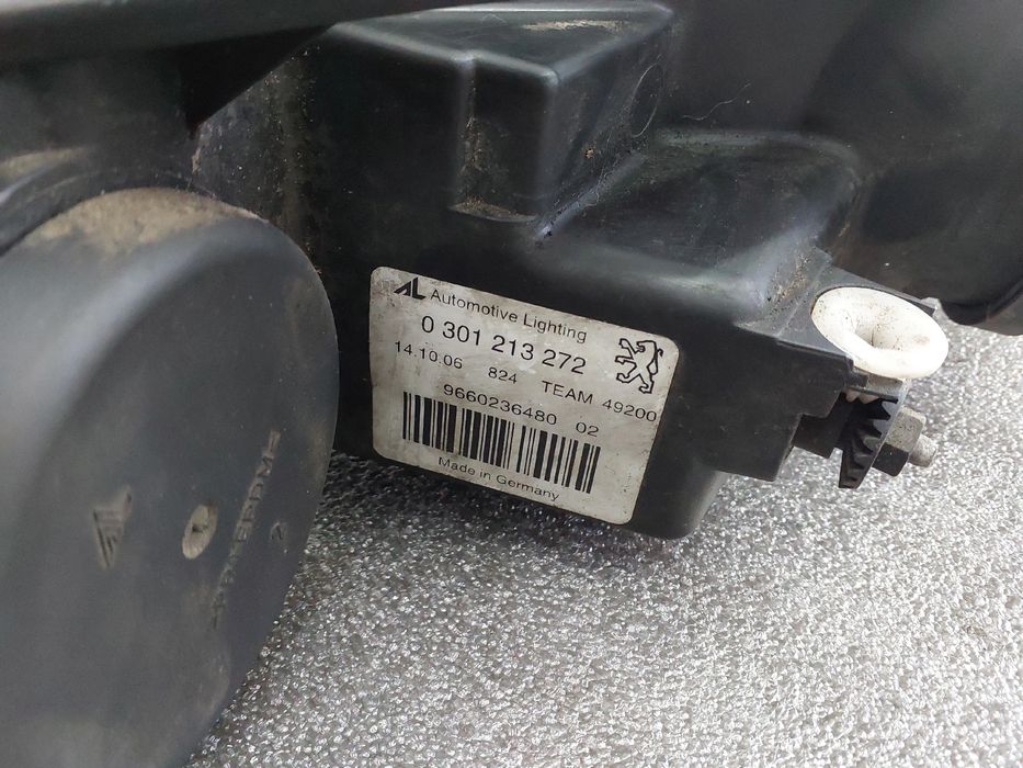 Ótica / farol direita PEUGEOT 407 SW (6E_)