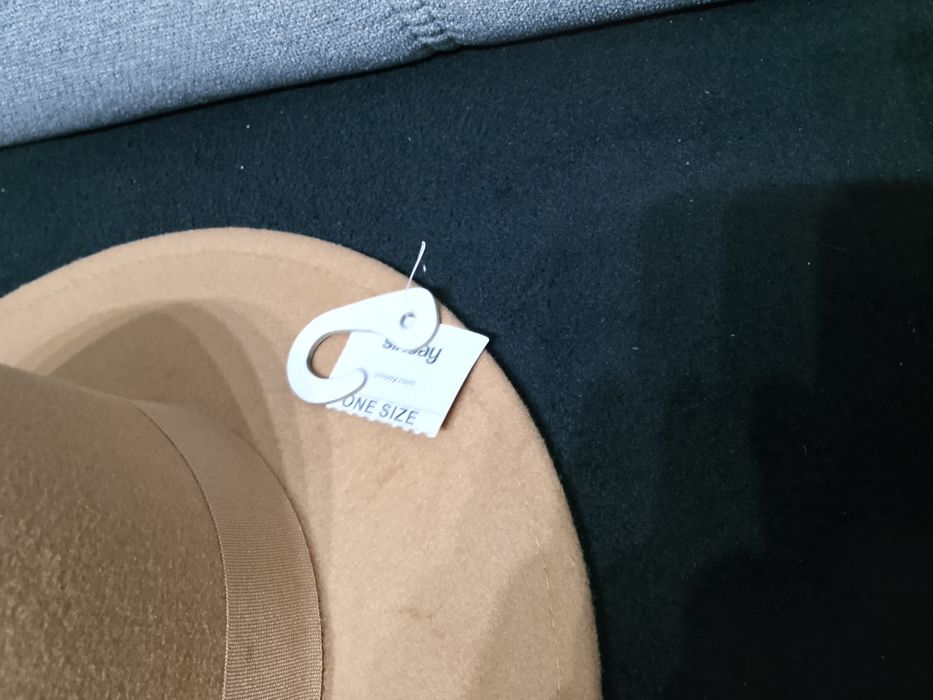 Nowy czarny, beżowy kapelusz Sinsay