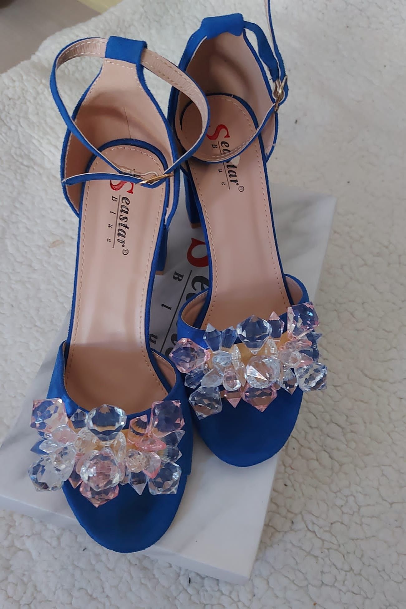 Eleganckie buty w kolorze chabrowym. Rozm 39