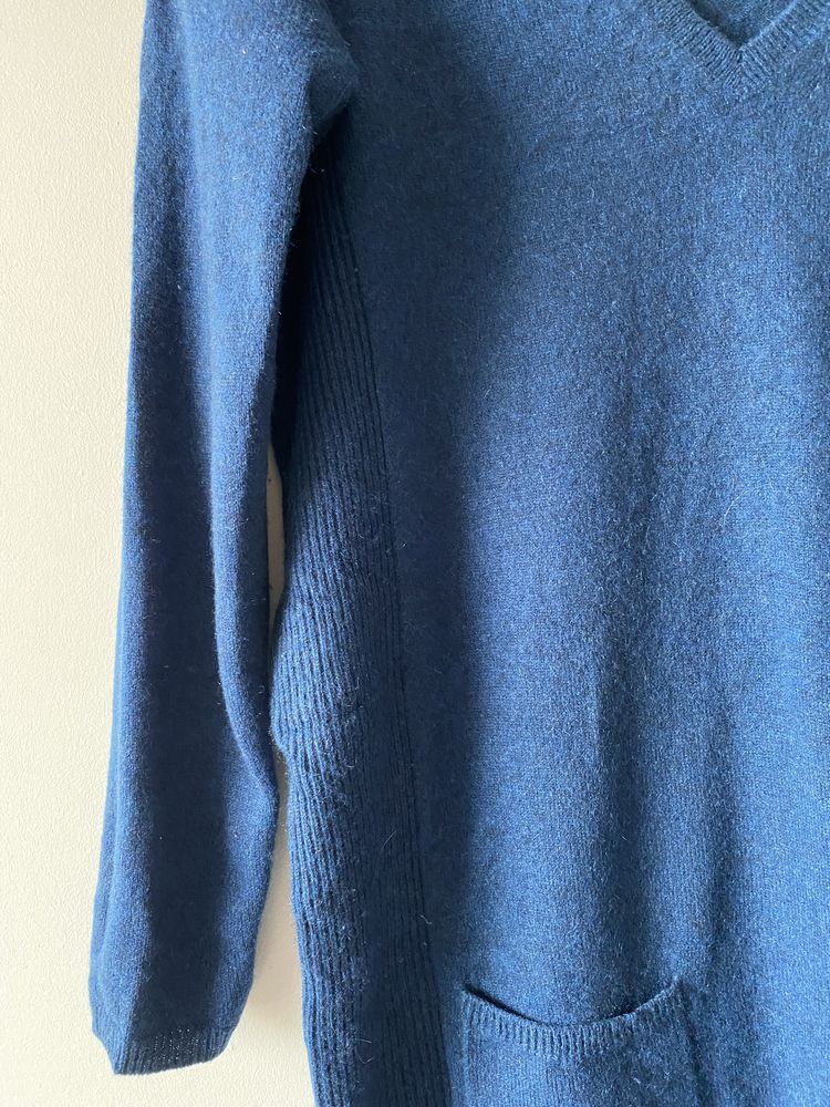 Kaszmirowy niebieski sweter vneck chmurka puszysty