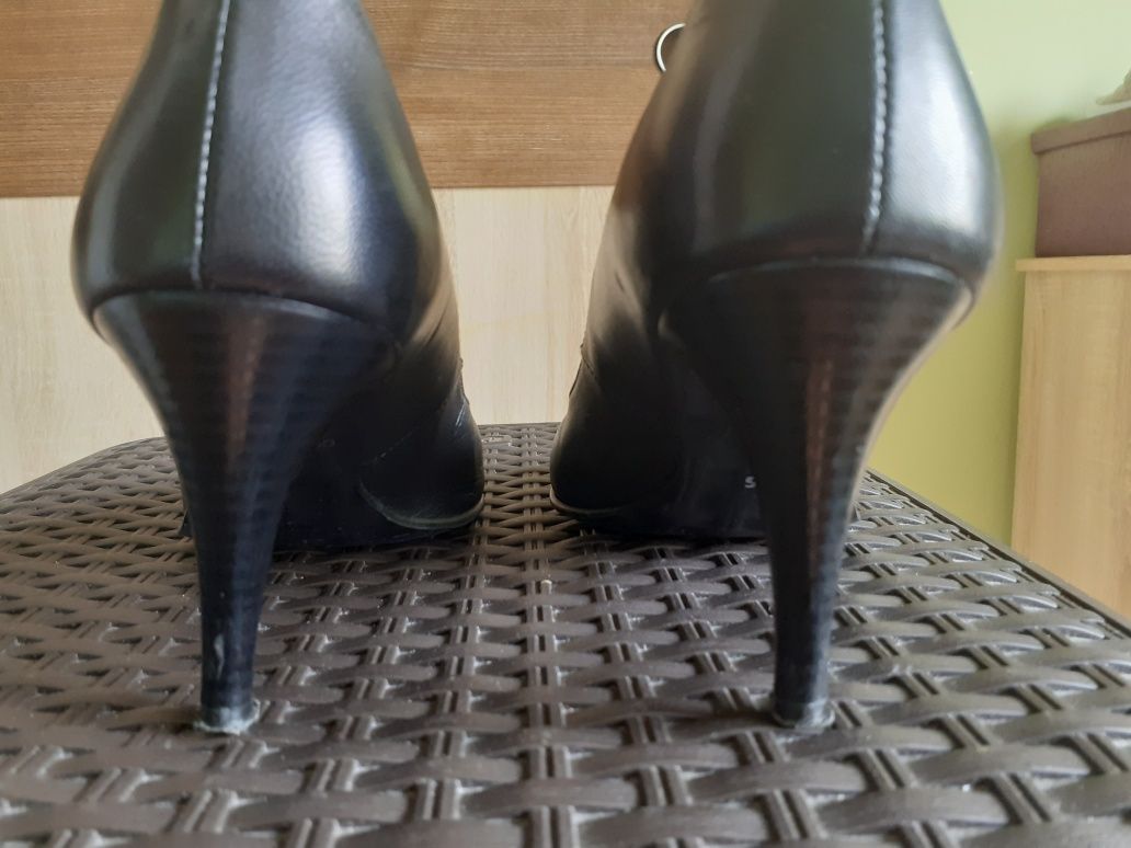 Buty na obcasie Embis