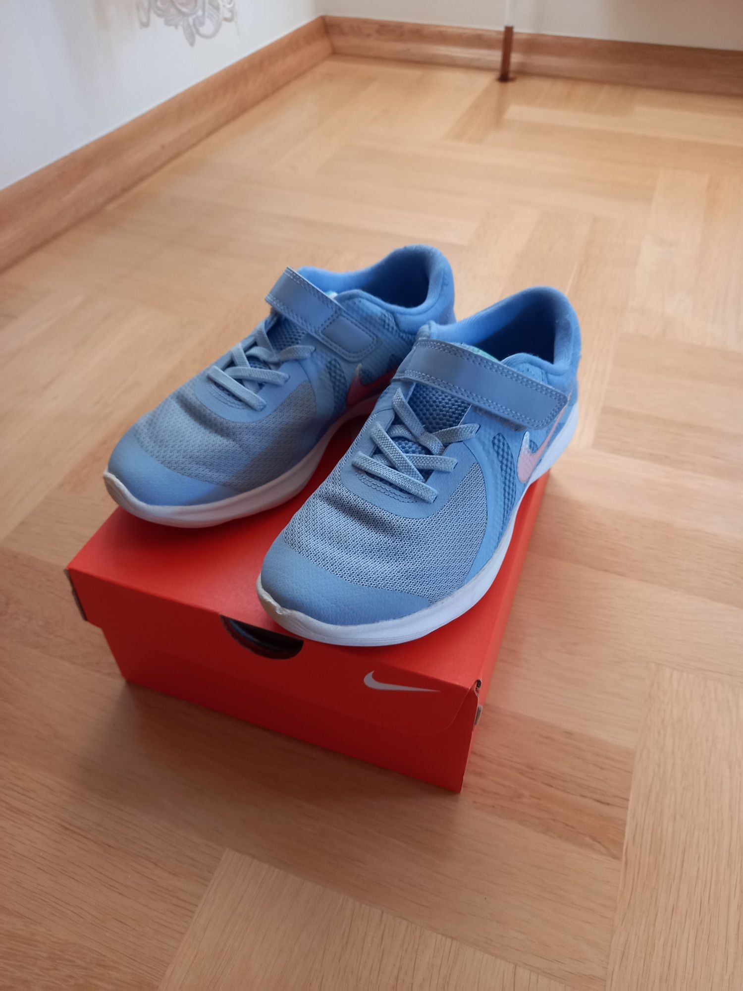 Nike Revolution dziewczęce (rozmiar 33,5)