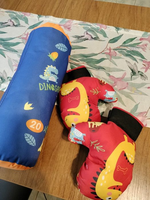 Rękawice bokserskie dla dziecka i worek treningowy.