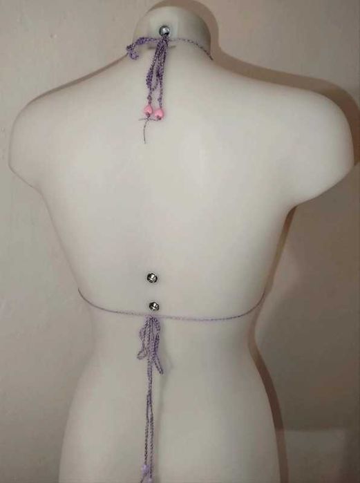 Parte de cima de bikini de crochê, lilás, rosa, e roxo.